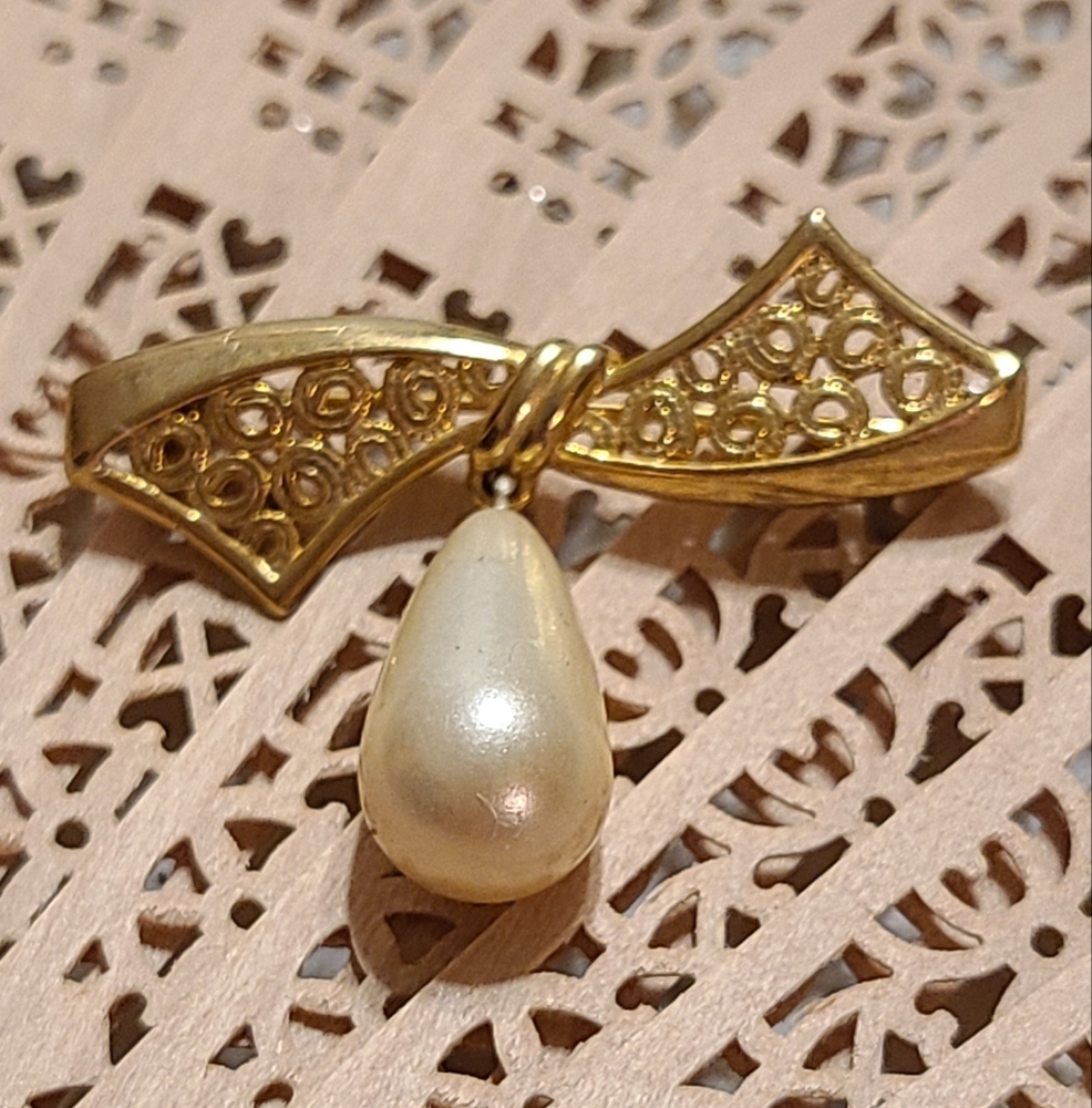Elegant Gold and Pearl Brooch - Picture 3 of 6
